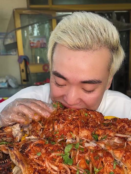 盘新疆非物质文化烤鱼，连吃五条烤鱼惊呆本地人！