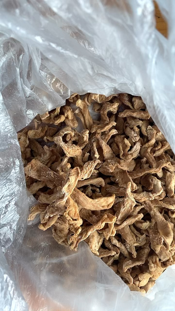 妈妈做的“菜果干”,样子不好看,但是吃起来很脆很好吃