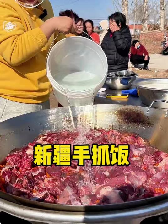 给村里的父老乡亲们做新疆手抓饭,满满一大锅出了80多份