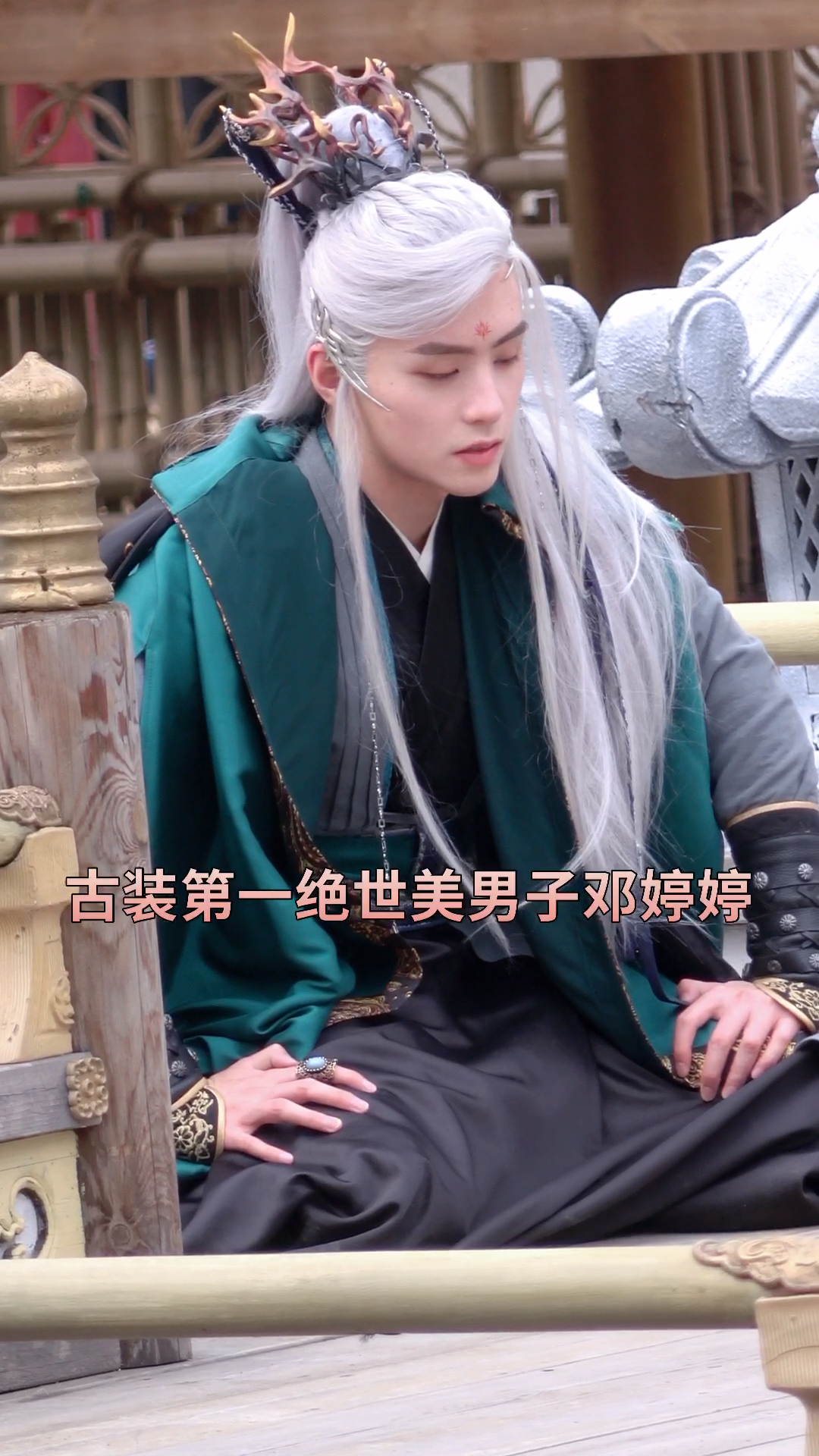 他现在是娱乐圈最受欢迎的小鲜肉明星,几百年没遇到这么帅的男演员了