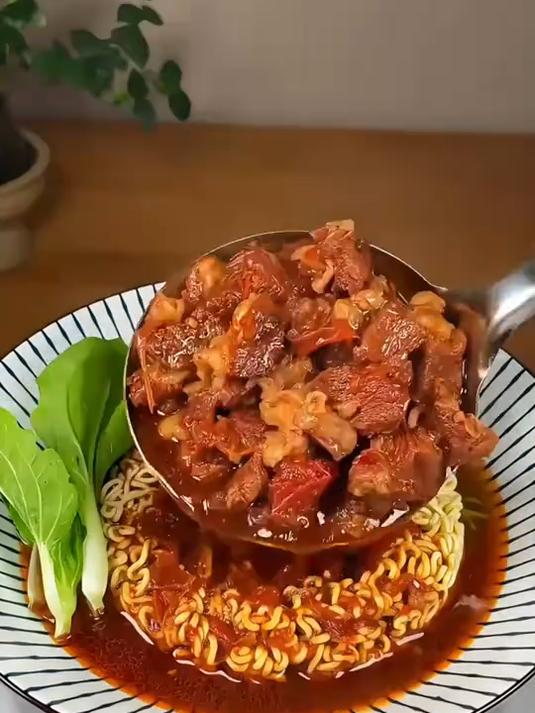 第一次见襄阳牛肉面肉满到溢!筷子一夹全是腱子肉