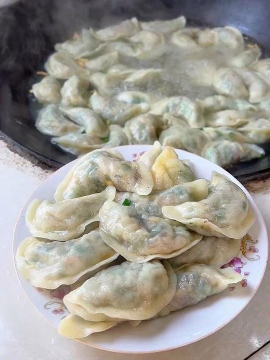 里面放点火腿肠更好吃,小时候边包饺子边吃馅,美味十足