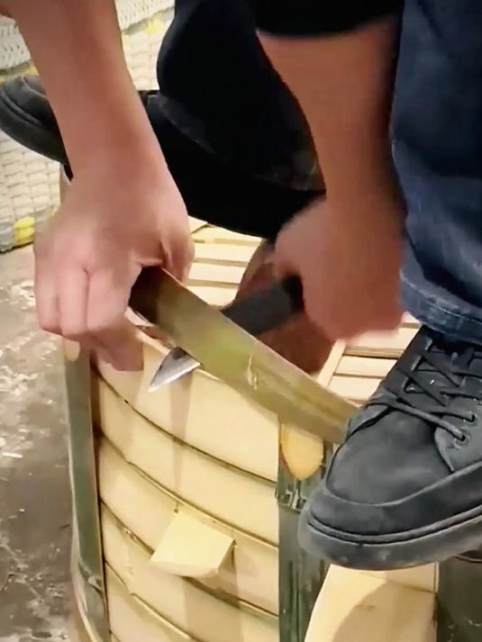 真正的民间手艺人,纯手工用竹子制作的蒸笼,精美又实用