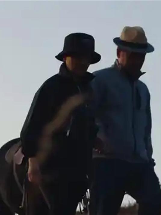 张国立男友力爆棚!一手牵马一手牵邓婕,背影太帅气丨三重奏