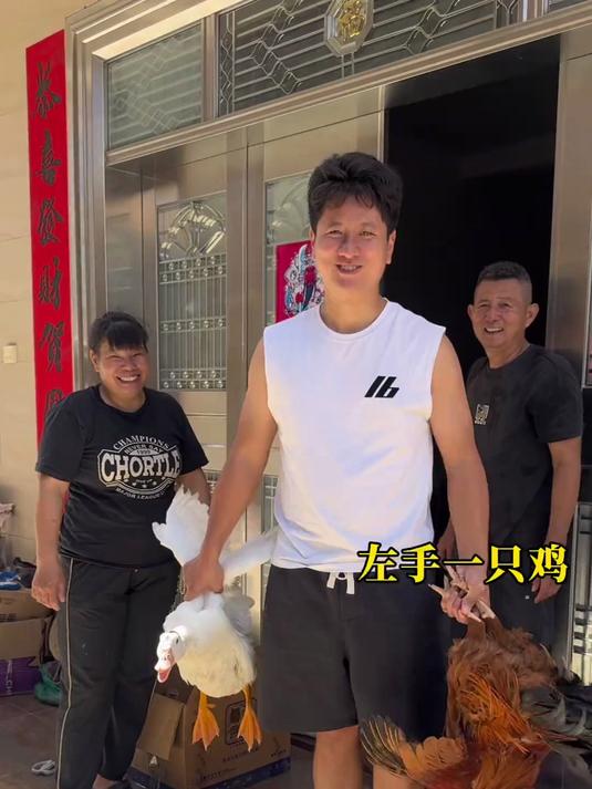 小芬学长开车去东莞看小芬妈妈，学长爸妈立马去抓了一只大阉鸡，还有田里的大白鸭打包好带去给小