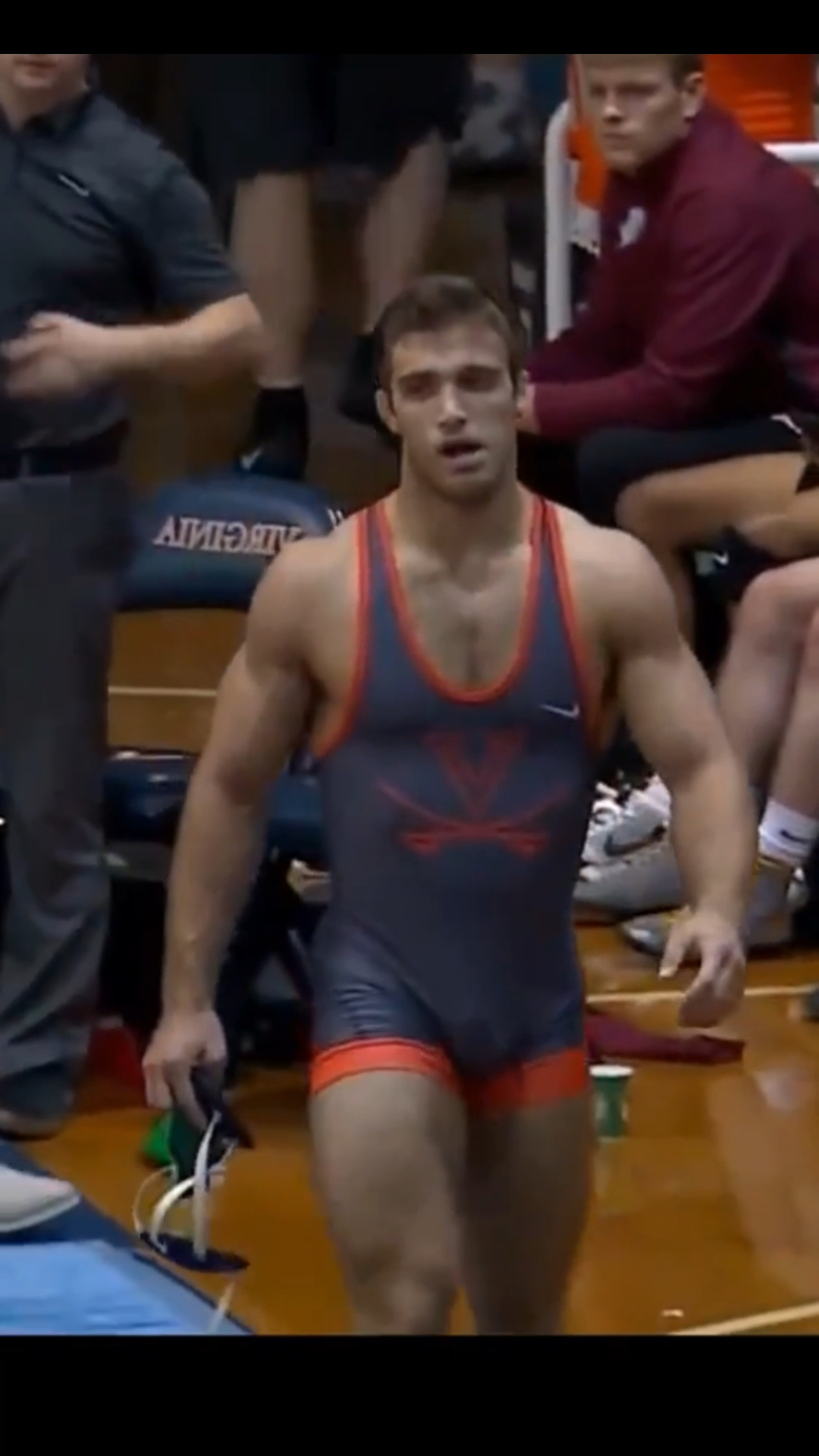 摔跤比赛中的肌肉帅哥,看起来很厉害哦