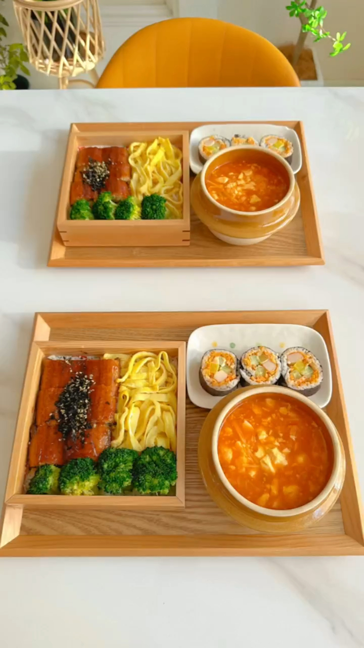 大家早上好～分享今日份早餐 鳗鱼饭,韩式豆腐汤,寿司卷,儿子说今天早饭有点特别～