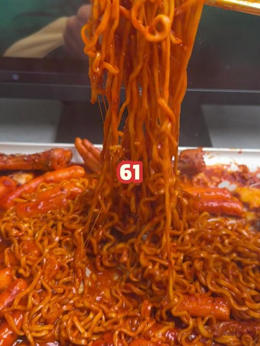 听说芝士年糕火鸡面和炸鸡啤酒是绝配！