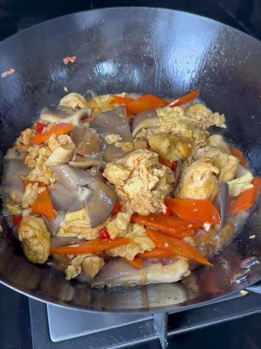 鲜美下饭的蘑菇炒鸡蛋