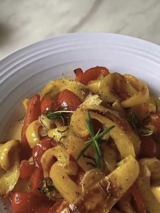 五彩甜椒红黄绿三色拼盘,脆甜多汁堪比蜜瓜,维C含量很高