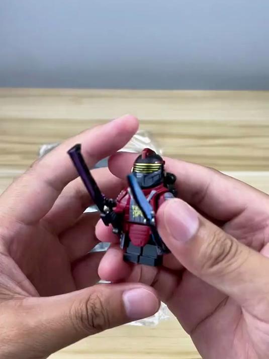 体验地铁逃生之地铁商店积木玩具。石头砌小楼！和平精英积木动力机甲黄金加特林7级套吃鸡人仔玩