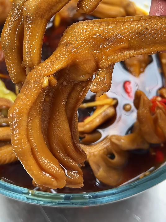 泡鸭爪做法分享给大家，这个方法和配方做出来的味道