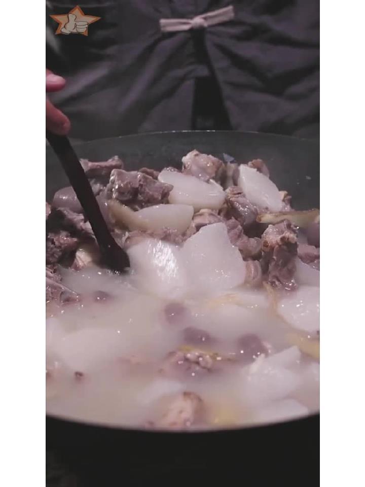 黑山羊肉煲终于迎来了冬天,在这寒冬季节里一锅滚烫的羊肉汤