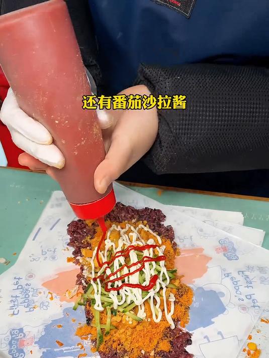 河南路边摊饭团,5块一个,这做法外地人没有见过!