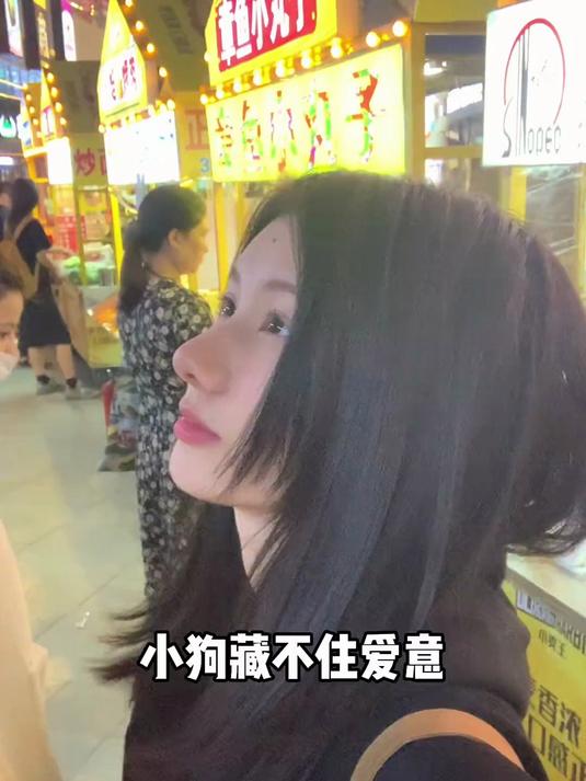 么形容我女朋友呢 是个亲亲怪 是个软骨头 走路要脑袋靠我肩膀上