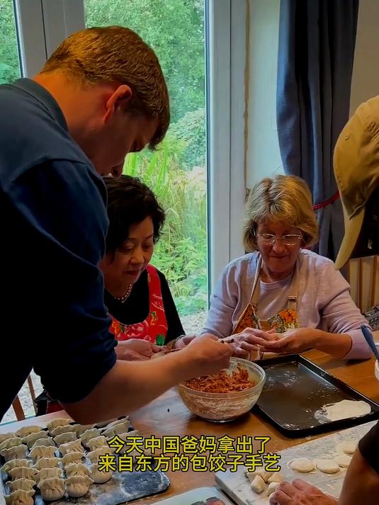 中英一家人齐上阵包饺子！吃饺子大餐！