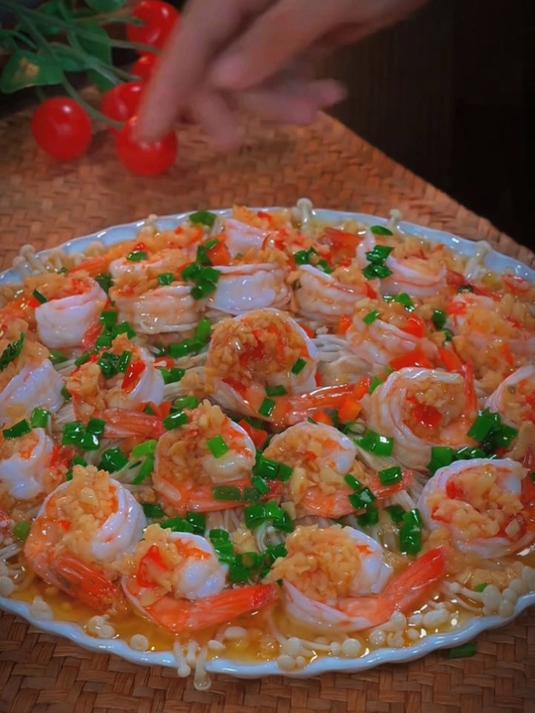 这是最近很火的年夜饭蒜蓉粉丝虾做法