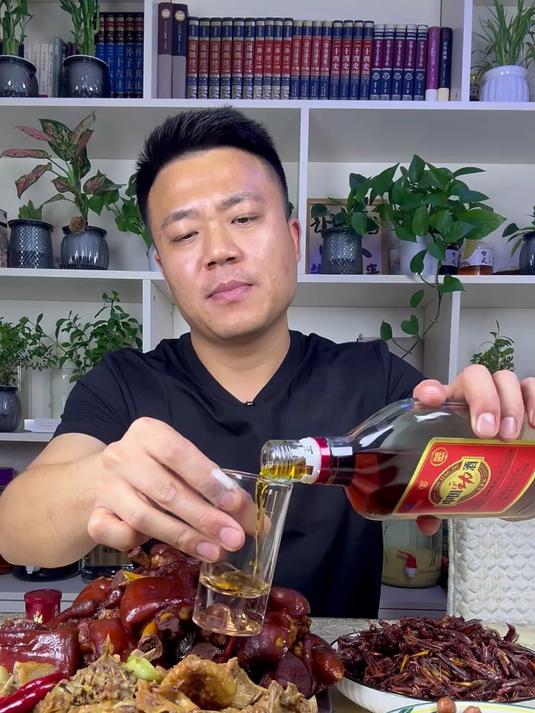 红烧猪蹄 炒鸡架 再来个干炸蚂蚱 又是美好的一天