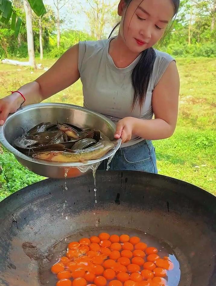 国外吃东西是有多疯狂,把20条塘角鱼和50个鸡蛋一起烹饪