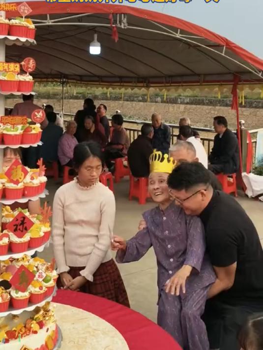 老人过90岁大寿切蛋糕,孙辈“公主抱”举起老人切蛋糕