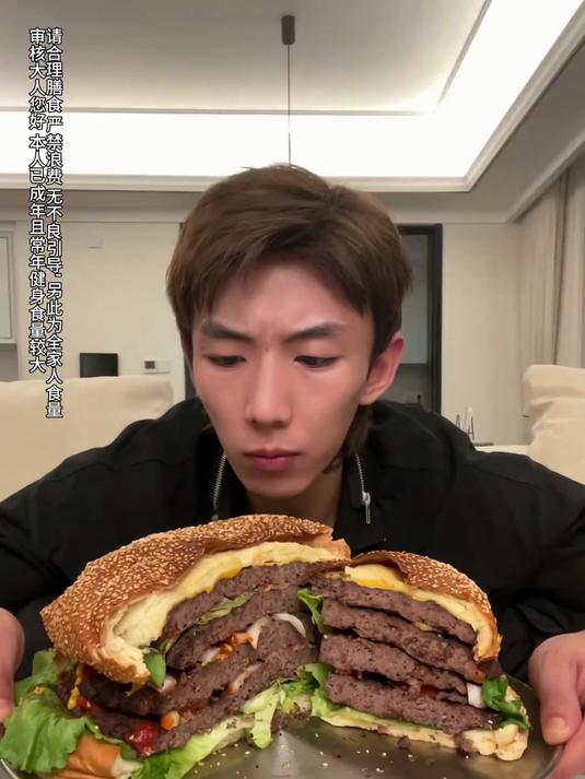 最近有心事食欲减,只吃汉堡翅根可乐和肉松小食