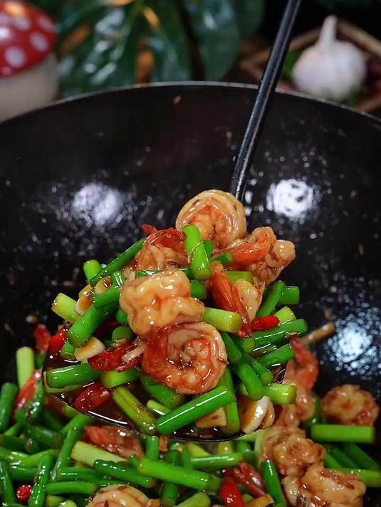 天热没胃口，那你就像我这样做个蒜苔炒虾仁，香辣过瘾