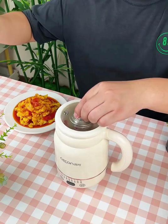 在办公室备了个电炖杯,想喝下午茶直接煮,饿了来个泡面也方便