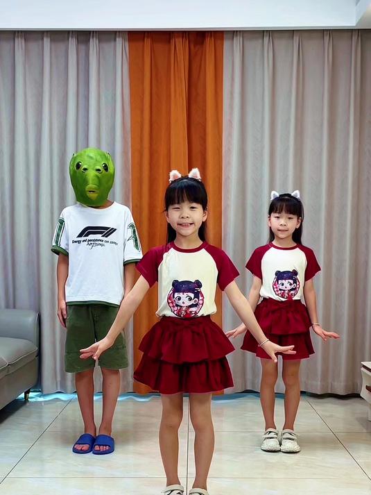 双胞胎女儿跳小鸭子嘎嘎嘎舞蹈