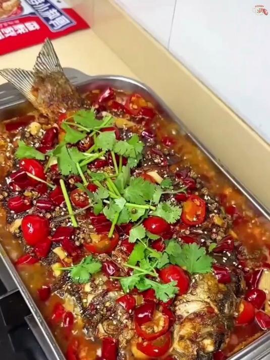 喜欢吃烤鱼的,看看这个加厚加长的不锈钢烤鱼盘!放一条鱼都没问题,明火电磁炉都可以用#居家巧