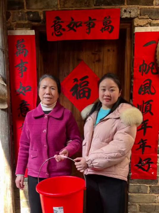 今天是二月初二龙抬头，我和婆婆来市场买了小鲤鱼放生