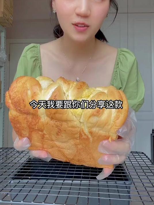 非常值得一做的椰蓉吐司,椰香浓郁,吐司体部分非常松软还能拉丝