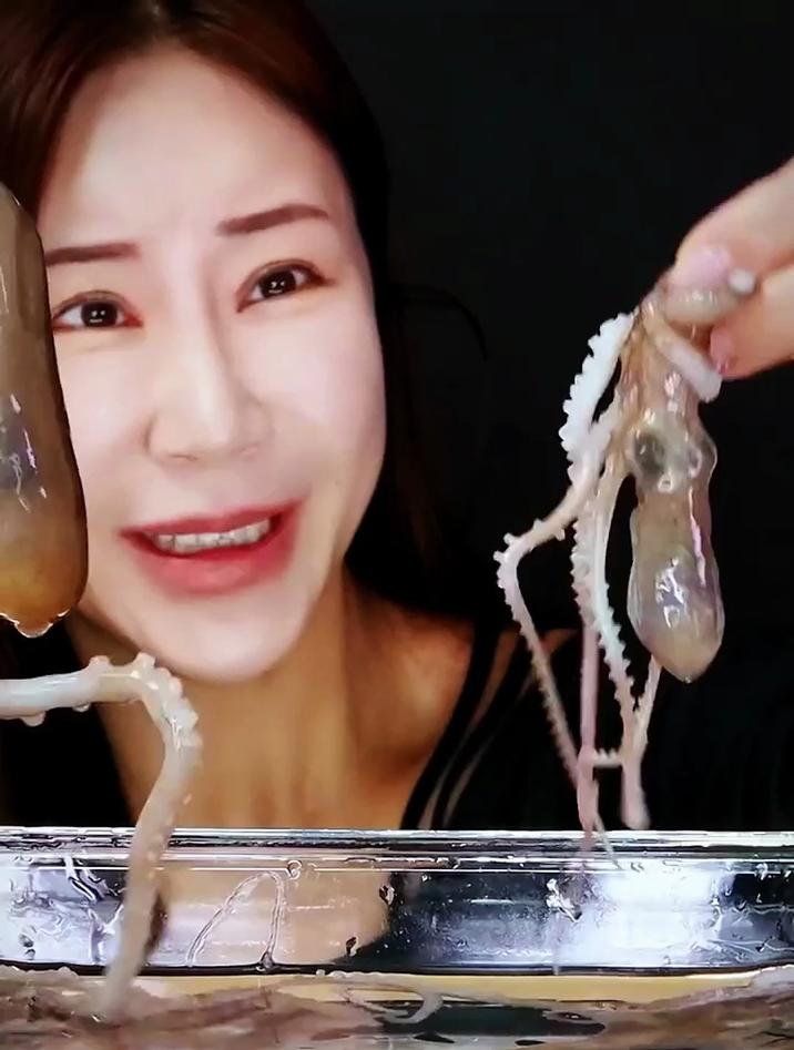 韩国人吃东西是有多生猛，直接生吃活章鱼，你一定不敢这么吃吧
