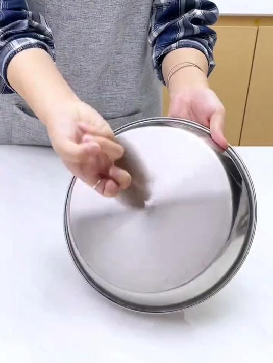 这个不锈钢大圆盘太实用了,一盘多用,用它蒸个凉皮,轻松脱模