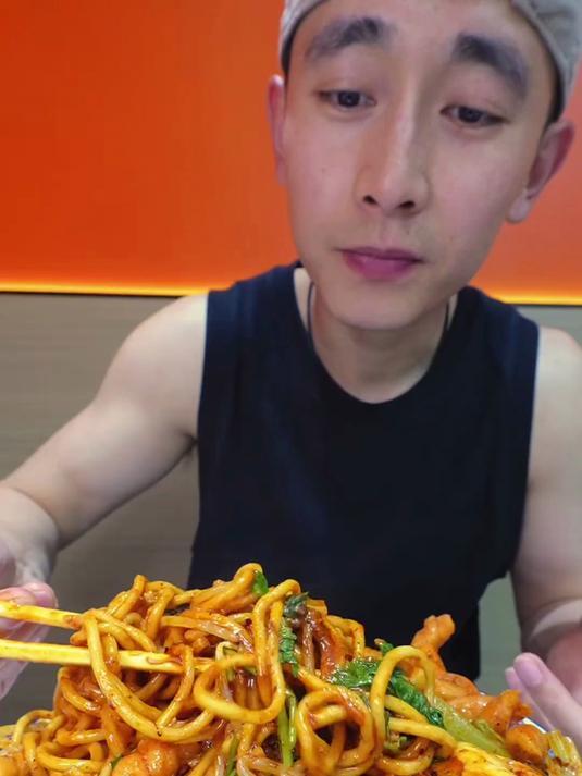 今天在山西临汾吃到了混炒，把各种面食炒进去还挺奇妙的