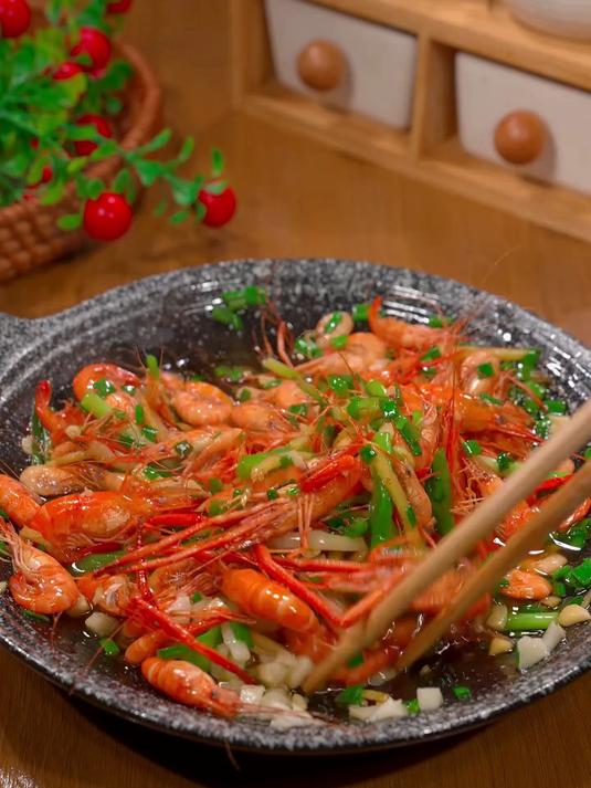 鲜甜可口的葱爆河虾，原汁原味壳脆肉嫩