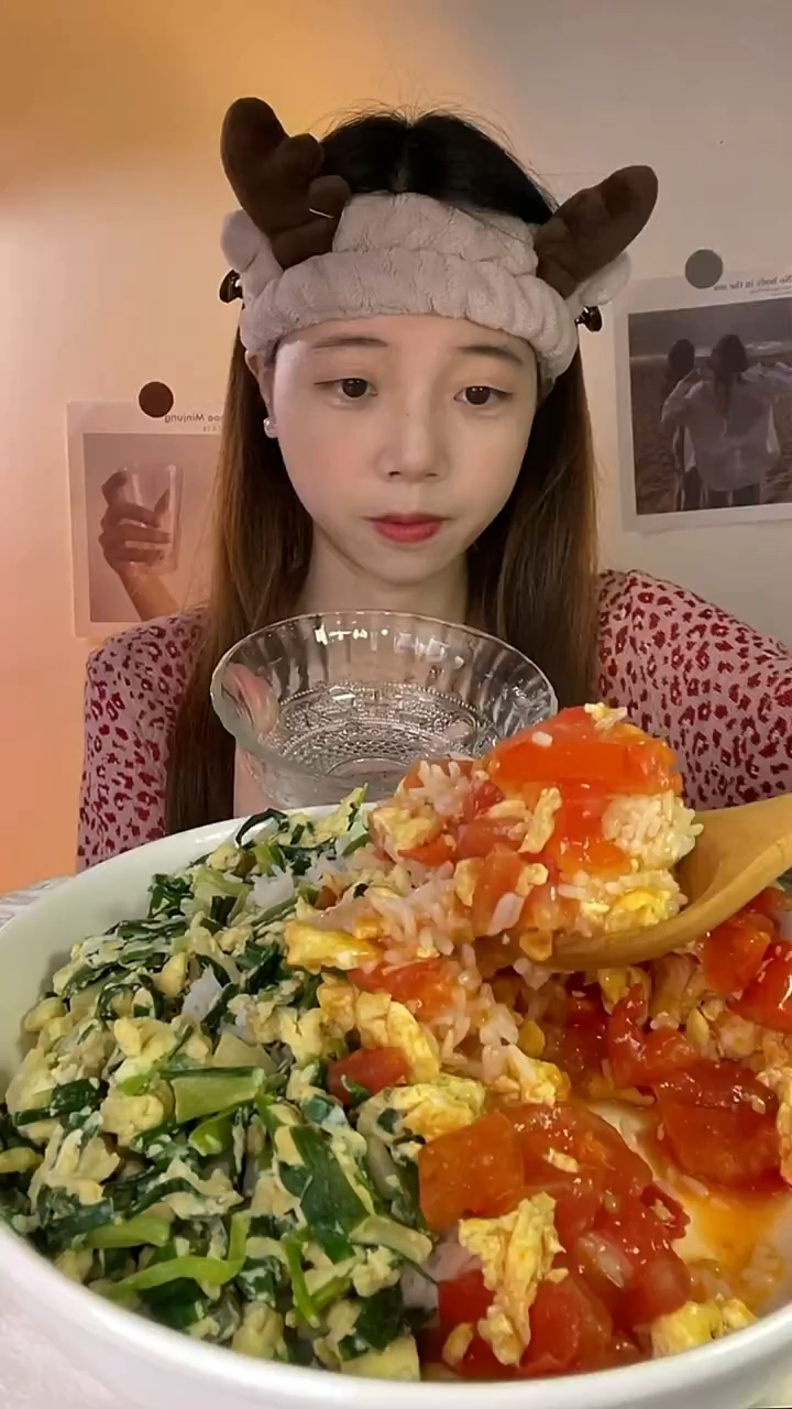 吃韭菜番茄炒鸡蛋双拼盖饭