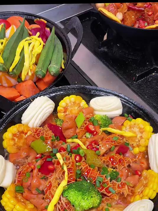 过年吃小地锅，肉菜焖得透，汤汁不多但味道浑厚