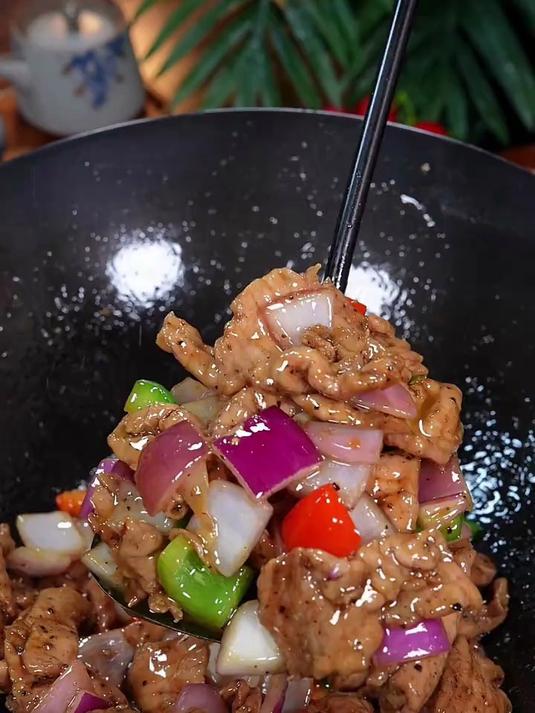 家里有孩子不爱吃瘦肉，像我这样做成西餐厅招牌菜黑椒猪肉片