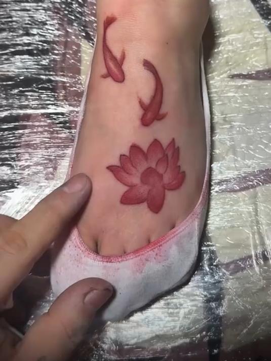 莲花和两条小鱼脚背刺青,上完色就是不一样