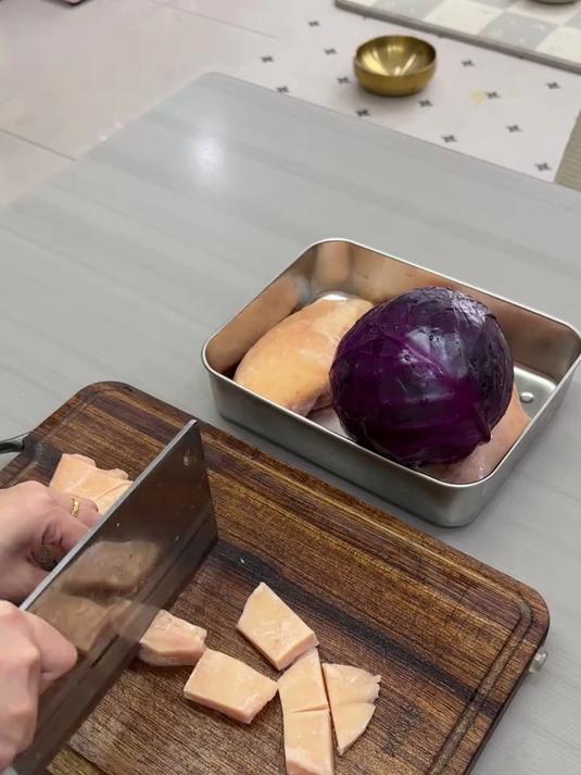 紫甘蓝生吃大法 上次的“麻辣烫紫薯丸”就是这么做的!