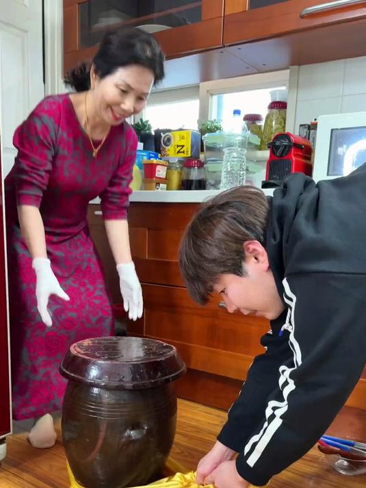 韩国婆婆做的萝卜水泡菜腌好了