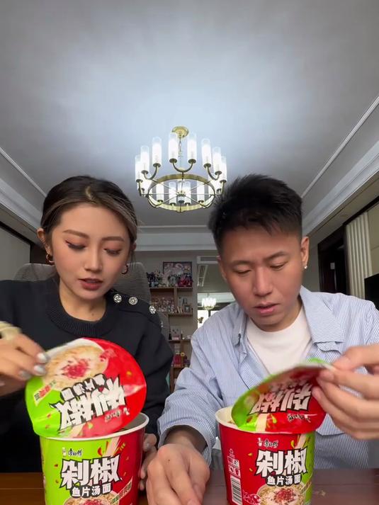 一起来见识内“鱼”顶流:剁椒鱼头拌面!