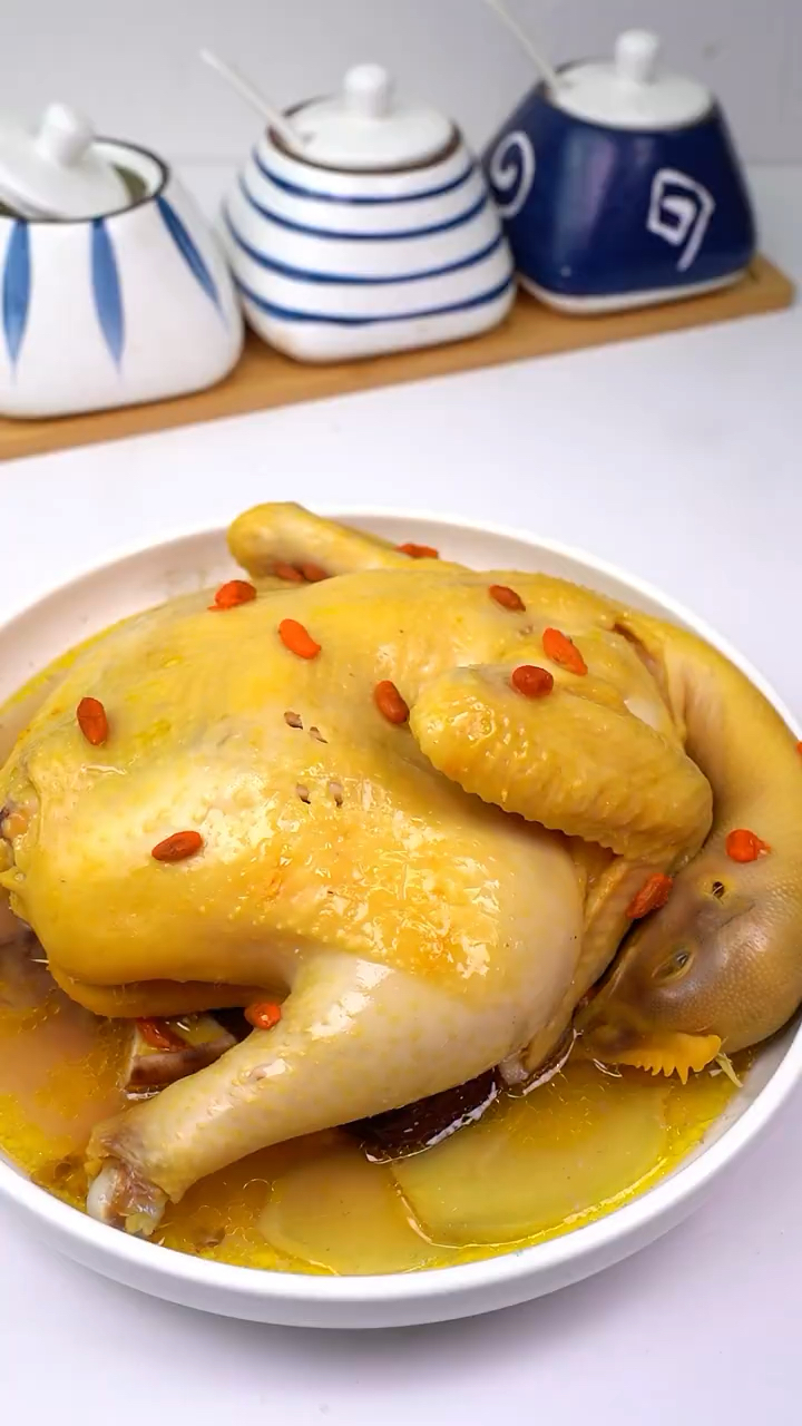 分享一道清蒸童子鸡美食制作方法,这道烹饪过程极其简单