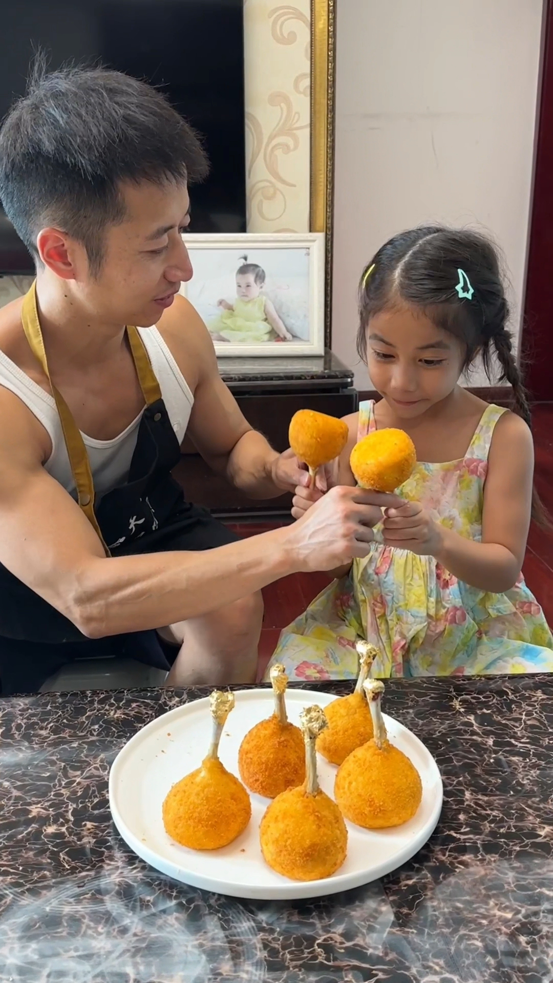 这哪是什么蟹腿?明明是满满的父爱