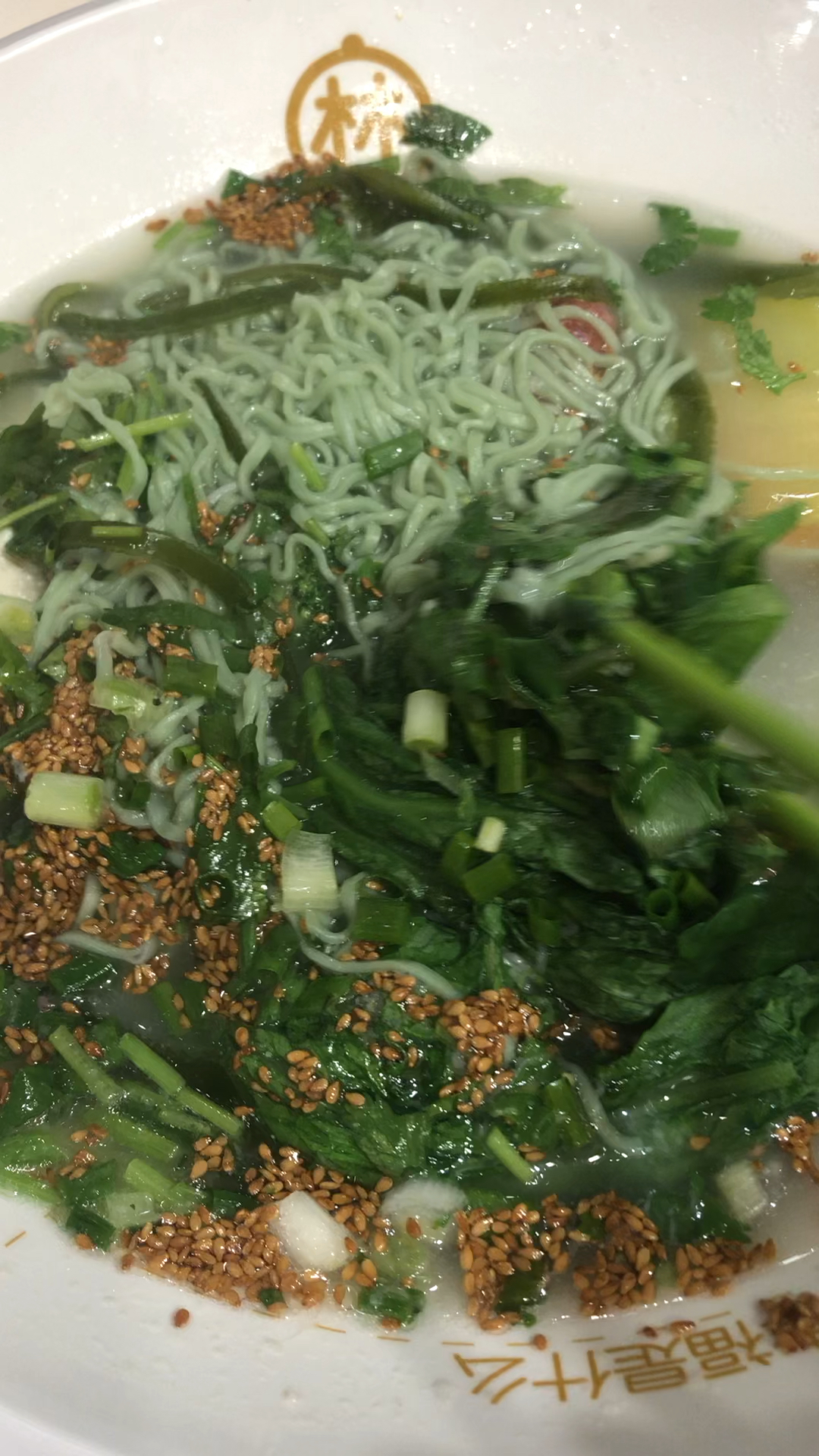 清汤麻辣烫,青菜多多。味道虽清淡,但是不是寡淡无味哦。