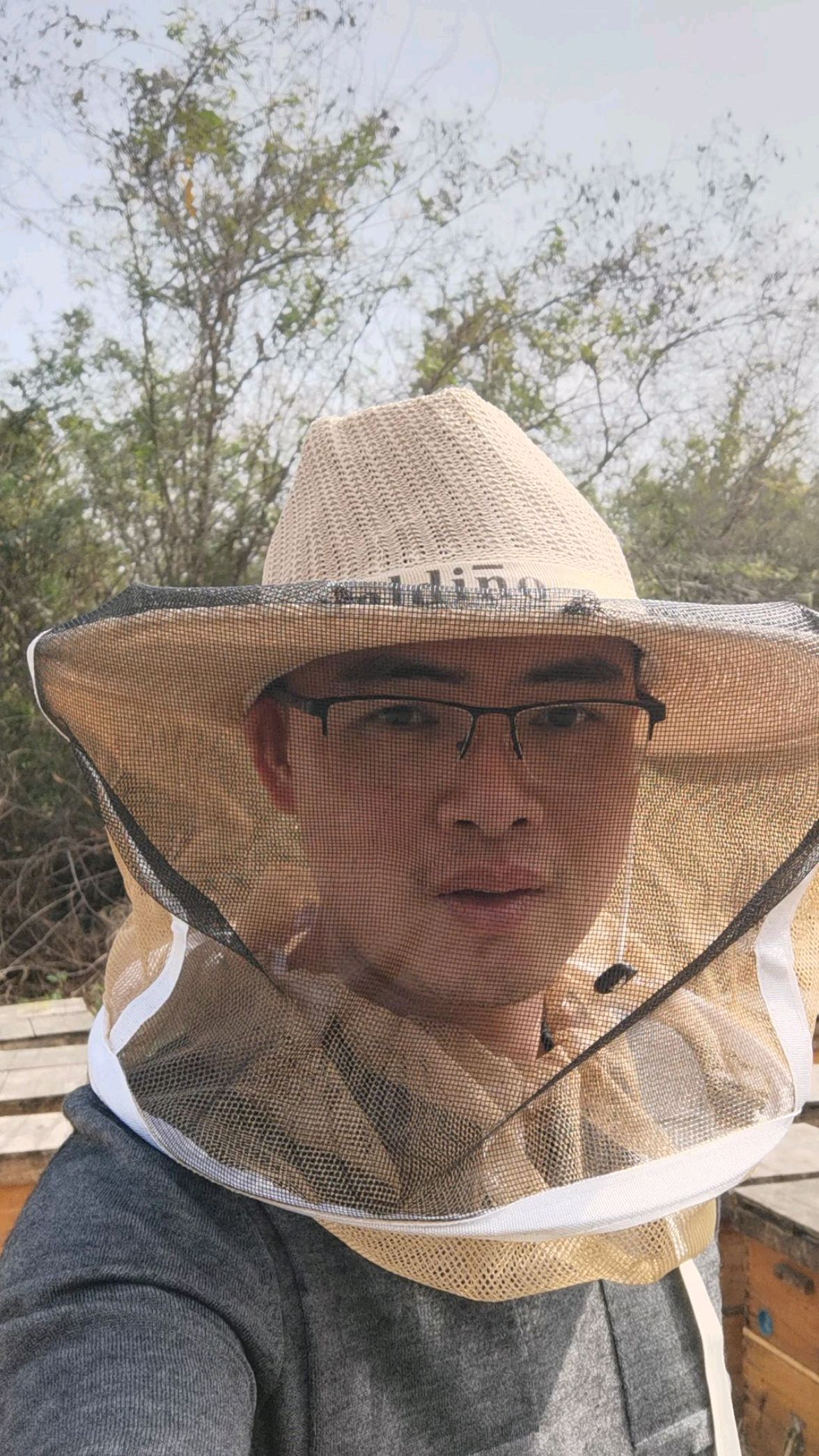 冬至已过,冬蜜之王来了,产自广东深山的鸭脚木蜜!从家到达蜂场都要花上两三个小时!