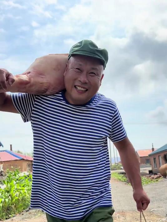 寡妇一来就喊饿，风卷残云像打仗，吃完还问我明天啥菜谱！