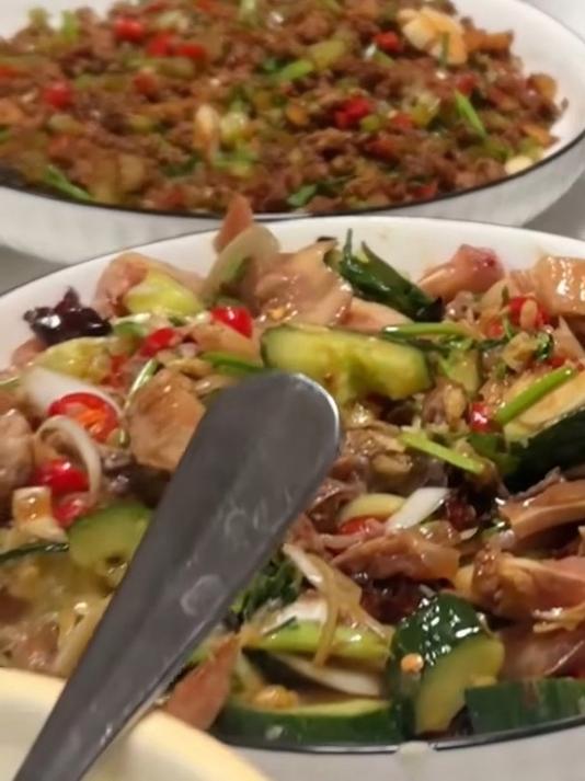 网友在吃饭猫猫突然跳上桌,做出埋东西的动作