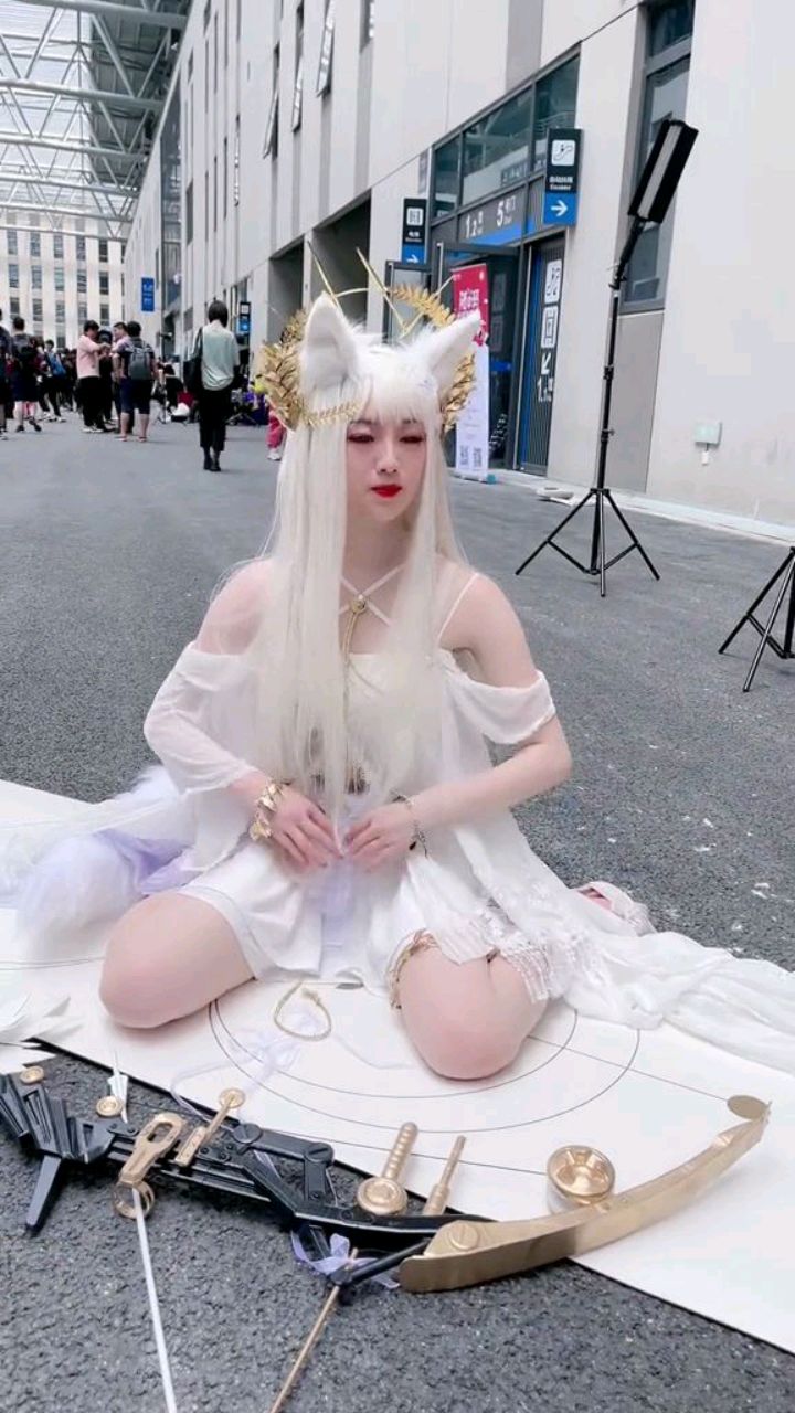 女coser的鸭子坐姿势已经摆好了,接下来不就可以拍照啦