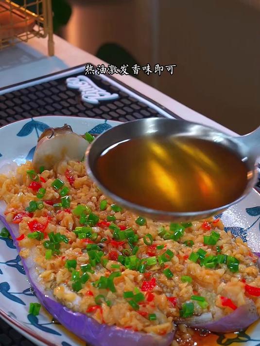 不用炸不用烤，简单几分钟就能做出烤店桌桌必点蒜蓉茄子
